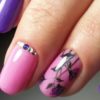 fioletovyj manikjur s cvetami originalnye idei trendovye varianty na foto